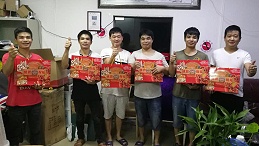 中秋节皇烨家具老板给得力老员工送爱心月饼