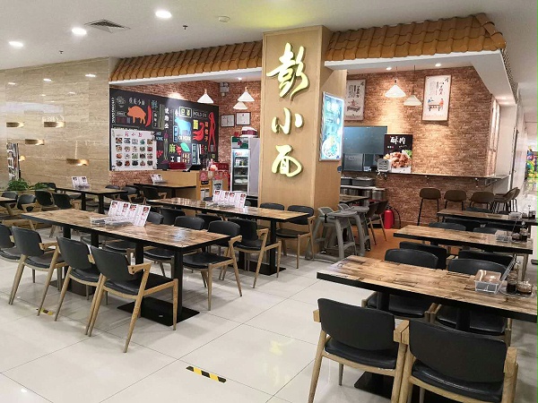 彭小面餐厅餐桌椅定制案例